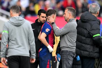 El entrenador del Barcelona, Hansi Flick, convence a Gavi para que abandone el partido tras el choque.