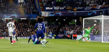 Ocasión de Rodrygo. El delantero brasileño maniobra dentro del área, se abre hueco, lanza un derechazo y el balón se estrella en el palo corto de Kepa Arrizabalaga.