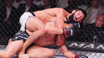 Khamzat Chimaev somete a Robert Whittaker en el UFC 308.