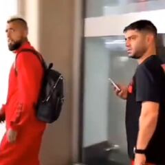 Un hincha de Flamengo encara a Vidal en Brasil y el chileno responde así