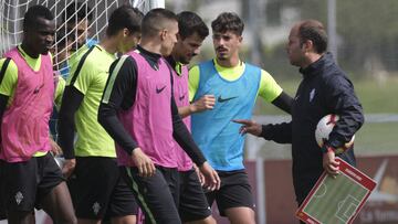 Jos&eacute; Alberto da las &uacute;ltimas instrucciones a sus jugadores en la sesi&oacute;n de ayer en Mareo.