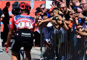 El corredor belga Remco Evenepoel es aclamado por la afición antes del inicio de la etapa de hoy. 