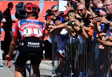 El corredor belga Remco Evenepoel es aclamado por la afición antes del inicio de la etapa de hoy. 
