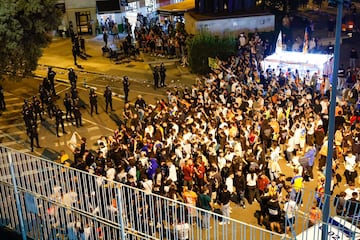 Aficionados del Valencia, el pasado lunes, protestan tras la derrota ante Las Palmas.