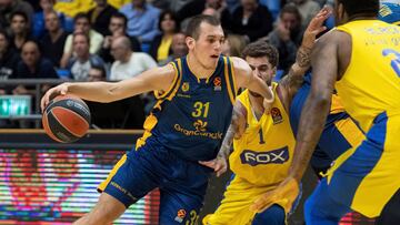 TAV01. TEL AVIV (ISRAEL), 28/03/2019.- El base estadounidense del Maccabi Fox Tel Avív, Scottie Wilbekin (c), defiende al base serbio del Herbalife Gran Canaria, Nikola Radicevic (i), durante su encuentro de Euroliga disputado este jueves en Tel Avív, Israel. EFE/ Jim Hollander