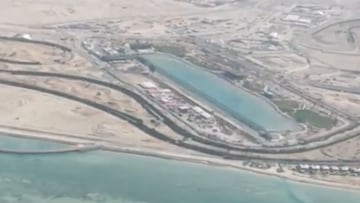 Vista aérea de la piscina de olas artificiales para el surf montada en Abu Dhabi (Emiratos Árabes Unidos) con tecnología Kelly Slater Wave Co.
