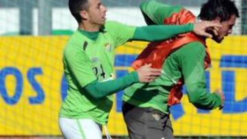 <b>RIFIRRAFE. </b>Rubén Castro y Chica se enredaron de esta manera durante el entrenamiento de la plantilla verdiblanca.