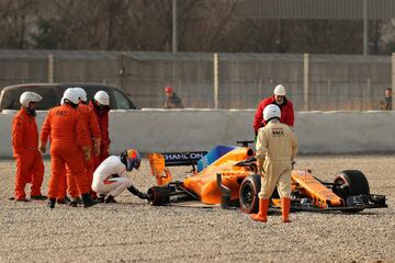 La rueda trasera derecha del McLaren de Fernando Alonso se salió, lo que provocó la bandera roja en pista.