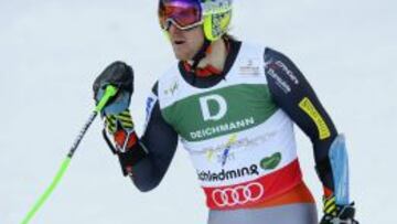 El esquiador estadounidense Ted Ligety alza el pu&ntilde;o tras competir en la primera manga.