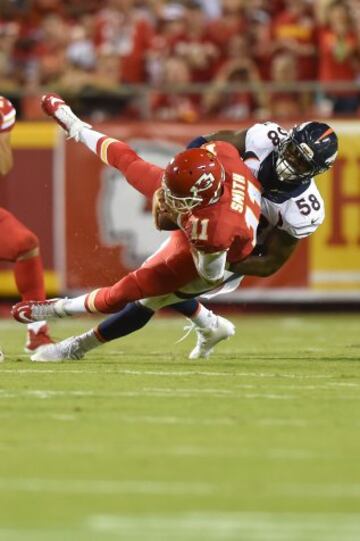 Los Chiefs perdieron un partido que ten¨ªan ganado, dej¨¢ndose remontar por los Broncos hasta en dos ocasiones. La defensa de Denver fue protagonista. En la foto, vemos a Von Miller haciendole un espectacular sack a Alex Smith. Miller no se conform¨® con atizar a los Jefes en el campo, sino que despu¨¦s del partido sigui¨® repartiendo verbalmente y llam¨® a Travis Kelce "fake Gronk" (Gronk de pega) v¨ªa Twitter.