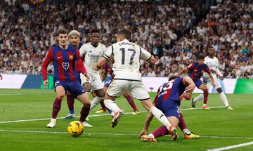 Se pasó de frenada Cancelo en su defensa, y el lateral madridista del día de hoy, le superó con un autopase. Luego, dentro del área, Cubarsí se come un recorte y finalmente es derribado.