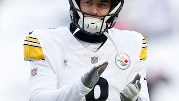 ORCHARD PARK, NEW YORK - JANUARY 15: Kenny Pickett #8 of the Pittsburgh Steelers warms up before the game against the Buffalo Bills at Highmark Stadium on January 15, 2024 in Orchard Park, New York.   Sarah Stier/Getty Images/AFP (Photo by Sarah Stier / GETTY IMAGES NORTH AMERICA / Getty Images via AFP)