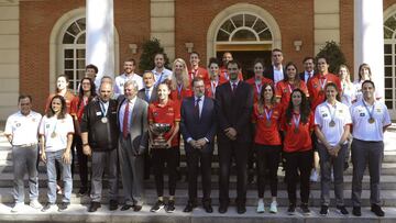 Rajoy recibe a las campeonas y apuesta por ellas para el Mundial