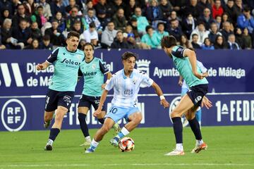 Larrubia rodeado de contrarios. Este fue el sino del Málaga.