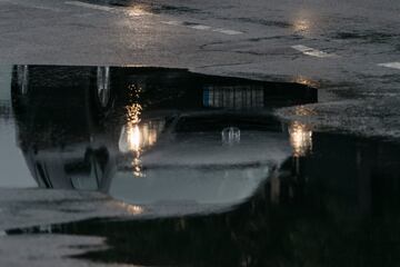 La DANA situada sobre el territorio español ha dejado importantes precipitaciones y tormentas, lo que ha provocado imágenes impactantes con sus consecuencias. Según el pronóstico de la Agencia Estatal de Meteorología (Aemet), que ha emitido un nuevo aviso especial por las lluvias y tormentas que se espera que continúen hasta el lunes. La Comunidad de Madrid y Toledo están bajo aviso rojo ante el riego de que se acumulen 120 litros por metro cuadrado en 12 horas.