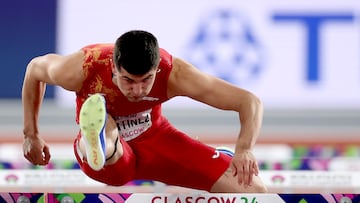 El atleta español Asier Martinez compite durante las semifinales de los 60 metros vallas en los Mundiales de Atletismo en Pista Cubierta de Glasgow 2024.