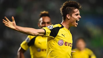 TOPSHOT - Dortmund&#039;s midfielder Julian Weigl celebrates after scoring during the UEFA Champions League football match Sporting CP vs BVB Borussia Dortmund at the Jose Alvalade stadium in Lisbon on October 18, 2016. / AFP PHOTO / PATRICIA DE MELO MOREIRA