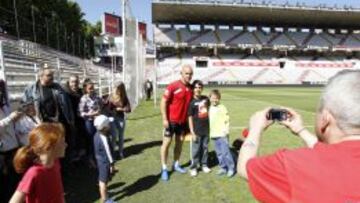 Paco Jémez, con seguidores del Rayo.