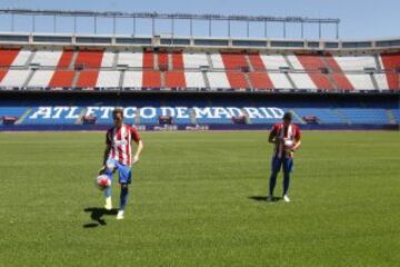 Los aficionados que acudieron al Vicente Calderón disfrutaron de los nuevos fichajes, Santos Borré y Diogo Jota.