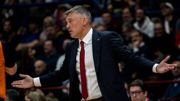 MILAN, ITALY - APRIL 07: Sarunas Jasikevicius head coach of FC Barcelona during the 2022/2023 Turkish Airlines EuroLeague match between EA7 Emporio Armani Milan and FC Barcelona at Mediolanum Forum on April 07, 2023 in Milan, Italy. (Photo by Roberto Finizio/Getty Images)