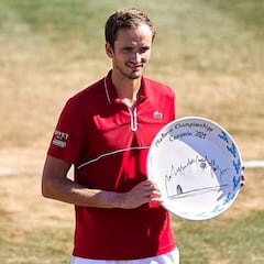 Medvedev arrasa a Querrey para ganar su primer título en hierba