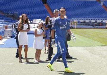 Keylor Navas estuvo acompañado por su familia en su presentación