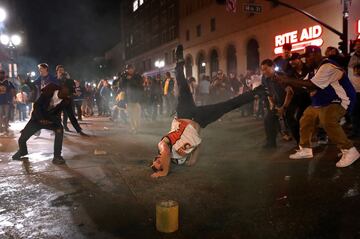 Aficionados bailando en las calles de Oakland.