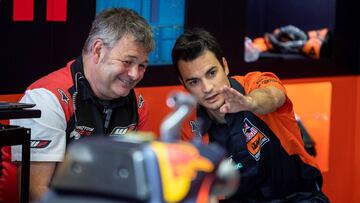 GRAF2873. JEREZ DE LA FRONTERA (CÁDIZ), 04/05/2019.- El ex piloto español de MotoGP Dani Pedrosa (d) en el box del equipo KTM durante la segunda jornada de entrenamientos libres del Gran Premio de España de Motociclismo que se celebra mañana domingo en el en el circuito "Ángel Nieto" de Jerez de la Frontera. EFE/Román Ríos