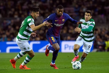 Nelson Semedo entre Marcos Acuña y Alan Ruiz.