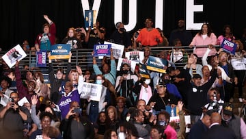 People attend a campaign rally for Senator Raphael Warnock ahead of the midterm elections in Atlanta, Georgia, U.S., October 28, 2022. REUTERS/Dustin Chambers