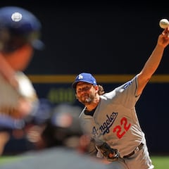 Clayton Kershaw dominates Brewers in Dodgers emphatic win
