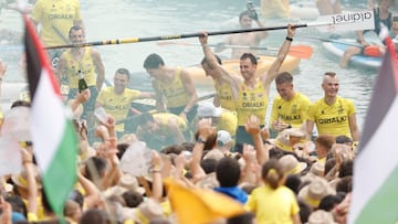 SAN SEBASTIÁN, 14/09/2025.- Los remeros de la trainera de Orio tras conseguir la Bandera de la Concha, este domingo en San Sebastián. EFE/Javier Extezarreta