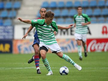 El 5 de octubre de 2008 debutaba en Liga frente al Osasuna. Y el 29 de octubre de ese mismo año disputaba su primer partido de Copa frente al Real Murcia jugando los 90' minutos de partido. 
Durante la temporada 2008-09 Canales sumó sus primeros 105 minutos en Primera División
