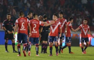Los Tiburones Rojos de Veracruz es otra de las instituciones que adoptó el color rojo, esto debido a que es el color que utilizan los equipos de la entidad veracruzana como símbolo de fuerza, pasión y coraje. Tienen dos títulos de Liga en México, pero ya llovió, los consiguieron en las temporadas 45-46 y 49-50- También tienen dos Copas, en la 47-48 y el Clausura 2016.