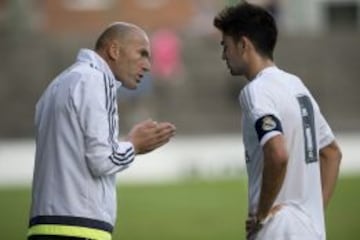 Zidane y su hijo Enzo, en un partido del Castilla.