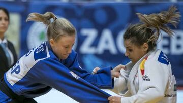 La judoka española Laura Martínez lucha durante un combate en los Mundiales júnior de judo que se disputan en Zagreb.