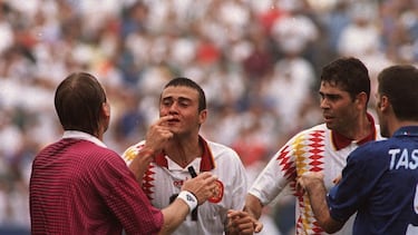 Luis Enrique se encara con el árbitro tras recibir un codazo de Tassotti en el Mundial de 1994.