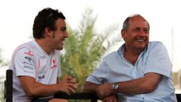Alonso y Ron Denis, jefe de McLaren.
