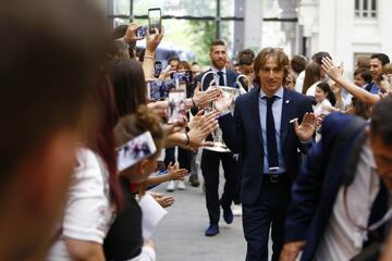 Los jugadores del Real Madrid en el ayuntamiento de Madrid con el trofeo de la Champions League la decimotercera para el club blanco 