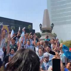 Aficionados argentinos festejan en el Ángel de la Independencia