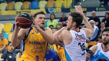 GRAF9923. LAS PALMAS DE GRAN CANARIA, 11/03/2018.- El base del Herbalife Gran Canaria, Gal Mekel (i), disputa el bal&oacute;n con el ala-p&iacute;vot ingl&eacute;s del Monbus Obradoiro, Nick Spires (d), durante el partido de la Liga Endesa ACB correspondi