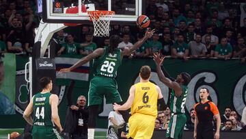 Athens (Greece), 22/03/2024.- Panathinaikos' Dinos Mitoglou (2-L) in action against Barcelona's Jan Vessely (2-R) during the Euroleague basketball match between Panathinaikos Athens and FC Barcelona, in Athens, Greece, 22 March 2024. (Baloncesto, Euroliga, Grecia, Atenas) EFE/EPA/GEORGIA PANAGOPOULOU