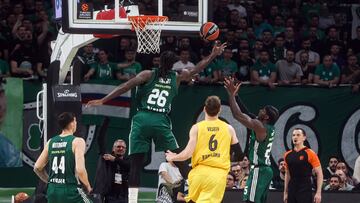 Athens (Greece), 22/03/2024.- Panathinaikos' Dinos Mitoglou (2-L) in action against Barcelona's Jan Vessely (2-R) during the Euroleague basketball match between Panathinaikos Athens and FC Barcelona, in Athens, Greece, 22 March 2024. (Baloncesto, Euroliga, Grecia, Atenas) EFE/EPA/GEORGIA PANAGOPOULOU
