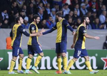 Los jugadores celebran el 0-1 de Koke.