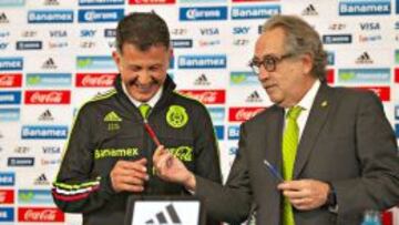 Decio de Maria le regala plumas a Osorio, para que continúe con su tradición.