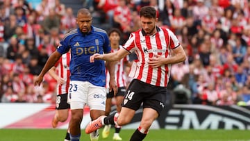 BILBAO, 09/11/2025.- El defensa del Athletic Aymeric Laporte (d) controla el balón ante Salomón Rondón, del Real Oviedo, durante el partido de la jornada 12 de Liga disputado este domingo en el estadio de San Mamés. EFE/Miguel Toña