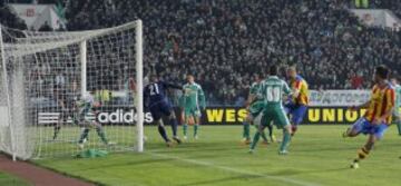 Senderos marca el tercer gol para el Valencia ante el Ludogorets Razgrad, durante el partido de ida de los octavos de final de la Liga Europa, en el estadio nacional Vasil Levski, en Sofía, Bulgaria.