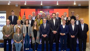 Los participantes en la reunión del CADE en la CEOE.