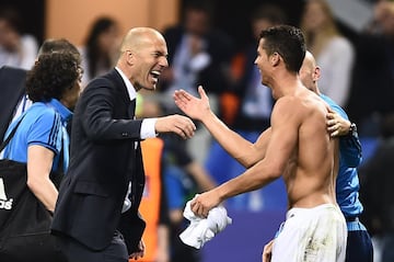 Cristiano Ronaldo celebra con Zinedine Zidane la victoria. 