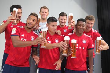 James Rodríguez y el Bayern Múnich posaron para la tradicional foto del equipo con los trajes que le hacen homenaje a la cerveza en Alemania